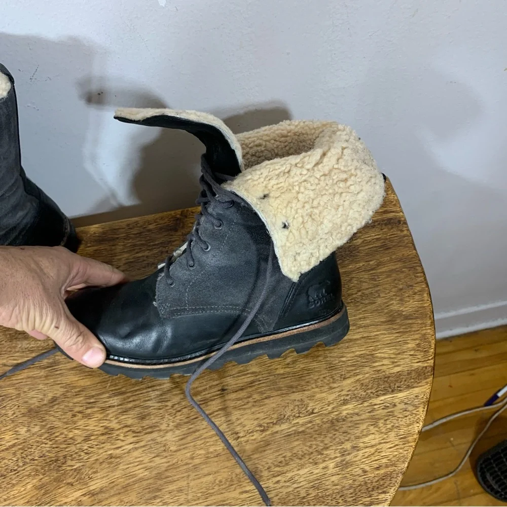 Sorel Black Leather Lace-Up Winter Boots with Cream Sherpa Lining - Picture 4 of 10